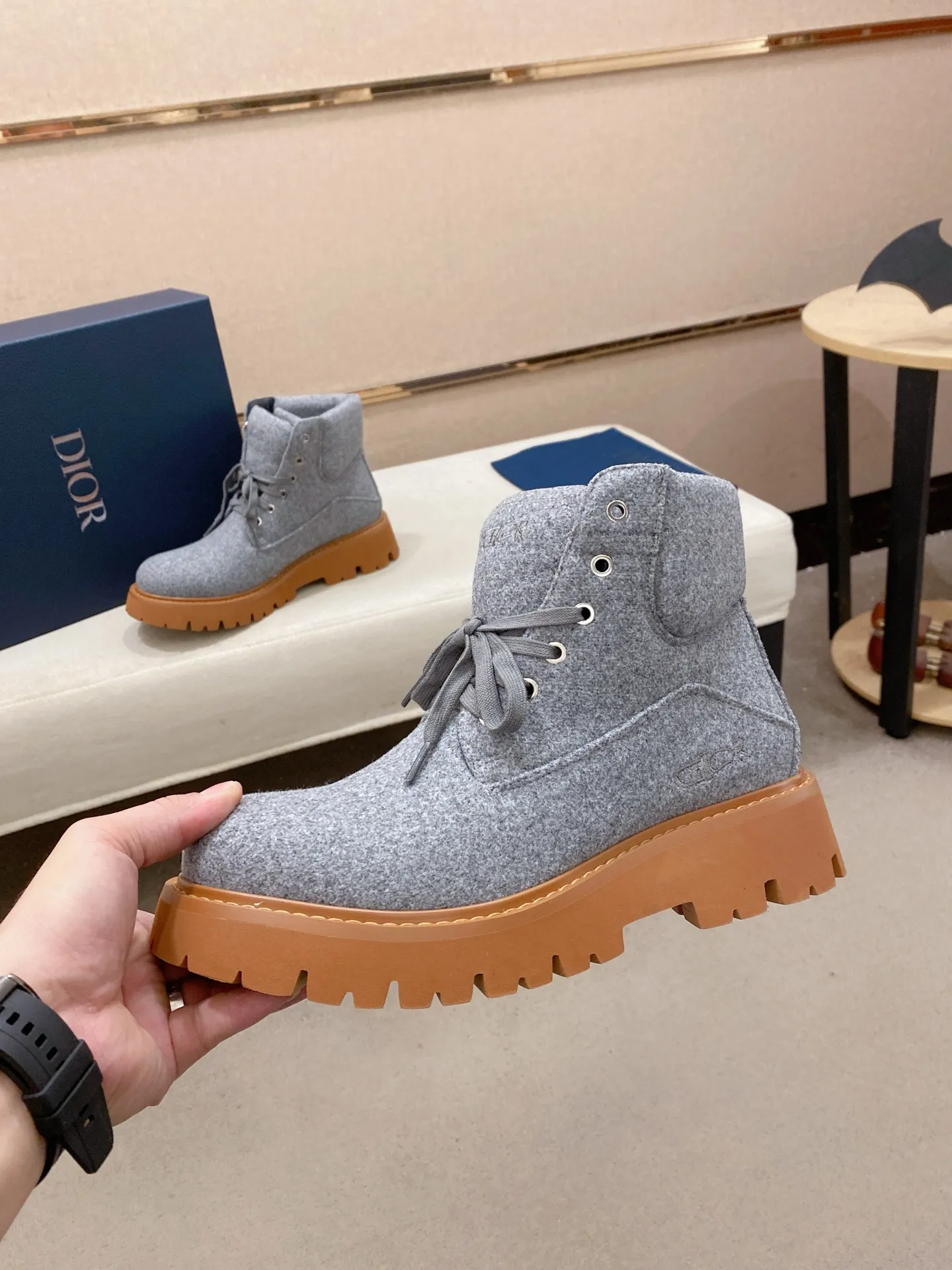 Factory price: 560💰[Dior·Dior] New casual high-top men's shoes, new spring and summer design, perfect workmanship, lace-up lazy style to create cabinet quality, upper: imported first-layer cowhide, high-grade sheepskin lining soft and comfortable, ultra-light TPU wear-resistant outsole, simple, versatile fashion men's shoes, excellent color code number 38-44. Customized at 45.46